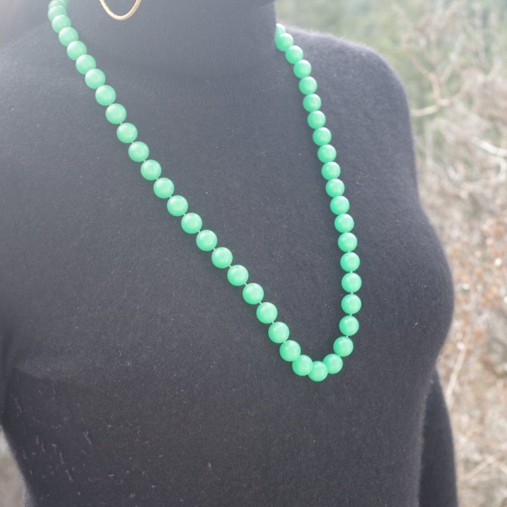 Beautiful Lucite Green Beaded Necklace 50s